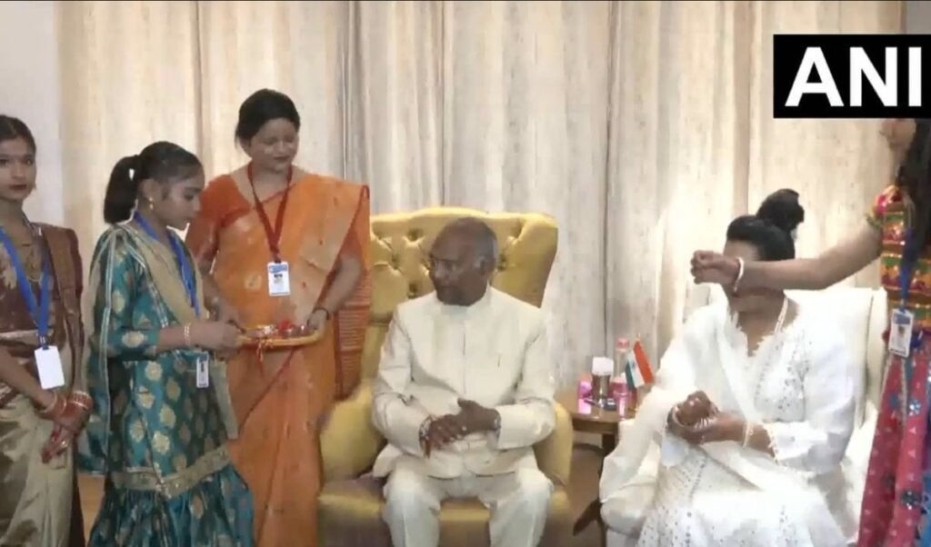 Delhi में पूर्व राष्ट्रपति Ram Nath Kovind ने मनाया रक्षाबंधन का पर्व Delhi में पूर्व राष्ट्रपति Ram Nath Kovind ने मनाया रक्षाबंधन का पर्व