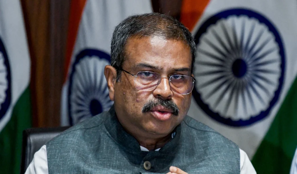 Dharmendra Pradhan का Rahul Gandhi पर वार: झूठ फैलाकर घड़ियाली आंसू बहाने का आरोप Dharmendra Pradhan का Rahul Gandhi पर वार: झूठ फैलाकर घड़ियाली आंसू बहाने का आरोप