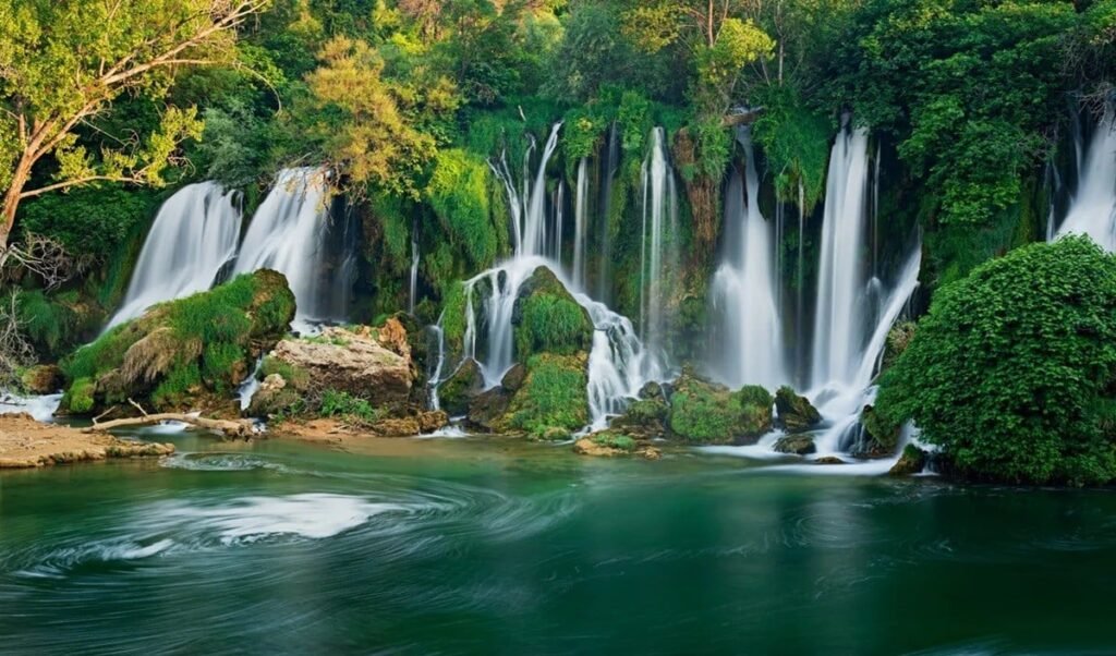 Dhuandhar Falls और जादुई चट्टानें, भेड़ाघाट का वो रहस्यमयी सफर जहां आज भी मिलते हैं Dinosaur Eggs Dhuandhar Falls और जादुई चट्टानें, भेड़ाघाट का वो रहस्यमयी सफर जहां आज भी मिलते हैं Dinosaur Eggs