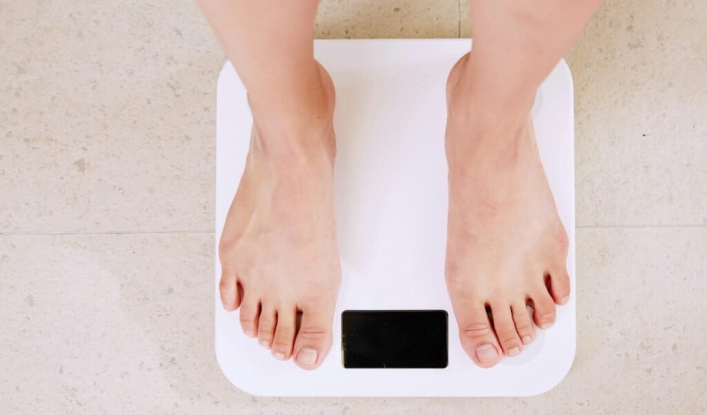 Diet and Lifestyle: सिर्फ 2 रोटी खाने से नहीं होगा Weight Loss, इन छोटी गलतियों से बढ़ रही आपके शरीर की चर्बी