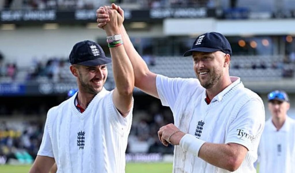 England vs Pakistan: 26 साल बाद दोहराया इतिहास, Robinson और Tongue के 'पंच' से पस्त हुई पाक टीम England vs Pakistan: 26 साल बाद दोहराया इतिहास, Robinson और Tongue के 'पंच' से पस्त हुई पाक टीम