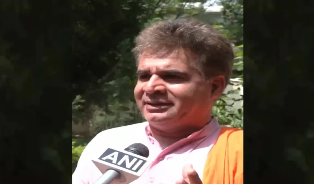 Farooq Abdullah के ‘Statehood’ वाले बयान पर भड़के Ravinder Raina, कहा- आतंक को सही ठहराना बंद करें Farooq Abdullah के ‘Statehood’ वाले बयान पर भड़के Ravinder Raina, कहा- आतंक को सही ठहराना बंद करें