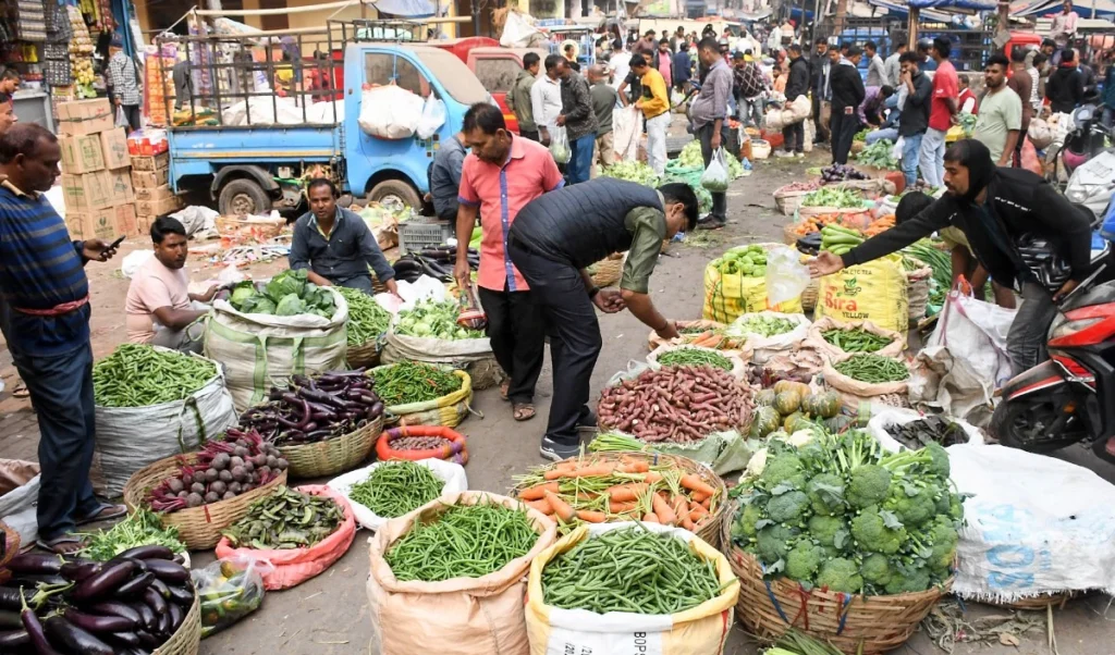 Food Inflation ने बिगाड़ा रसोई का बजट, 4.45% हुई खुदरा महंगाई, आम आदमी की Pocket पर बढ़ा Pressure Food Inflation ने बिगाड़ा रसोई का बजट, 4.45% हुई खुदरा महंगाई, आम आदमी की Pocket पर बढ़ा Pressure