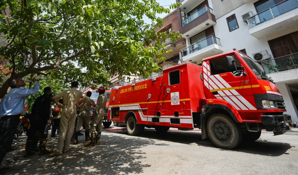 Greater Noida Fire | इलेक्ट्रॉनिक चिप फैक्टरी में भीषण आग, मलबा गिरने से दो दमकलकर्मी शहीद, तीन घायल Greater Noida Fire | इलेक्ट्रॉनिक चिप फैक्टरी में भीषण आग, मलबा गिरने से दो दमकलकर्मी शहीद, तीन घायल