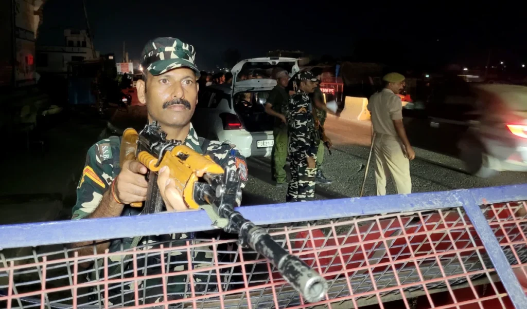 Independence Day के मद्देनजर Jammu & Kashmir में High Alert, नियंत्रण रेखा से राजमार्गों तक सुरक्षा का कड़ा पहरा Independence Day के मद्देनजर Jammu & Kashmir में High Alert, नियंत्रण रेखा से राजमार्गों तक सुरक्षा का कड़ा पहरा