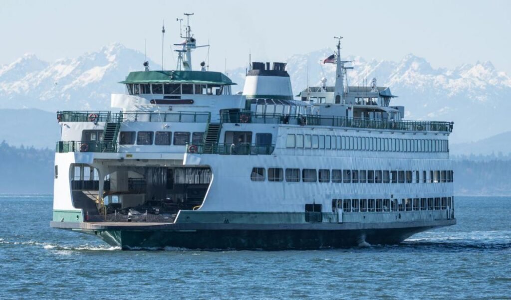 Indonesia में मदुरा द्वीप के पास Ferry में आग लगने से 5 लोगों की मौत, 41 लापता Indonesia में मदुरा द्वीप के पास Ferry में आग लगने से 5 लोगों की मौत, 41 लापता