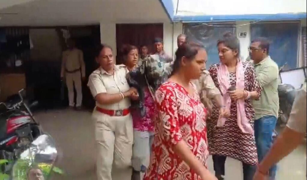 Instagram पर मुलाकात और फिर देश विरोधी साजिश, STF की गिरफ्त में Hamim Mondal और उसकी गर्लफ्रेंड Arpita Sarkar Instagram पर मुलाकात और फिर देश विरोधी साजिश, STF की गिरफ्त में Hamim Mondal और उसकी गर्लफ्रेंड Arpita Sarkar