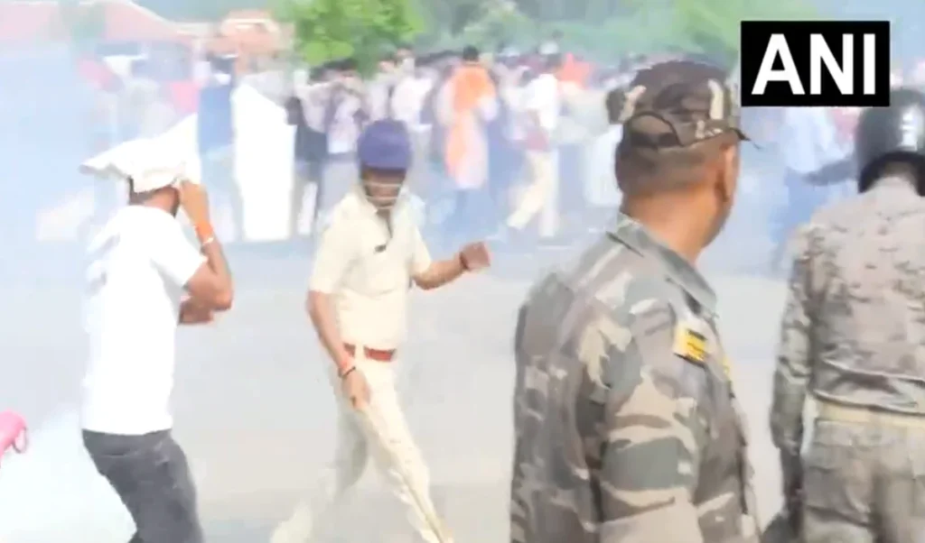 JPSC-JSSC छात्रों का उग्र Protest: पुलिस ने किया आंसू गैस का इस्तेमाल, देवेंद्र महतो बोले- वायु को कोई नहीं रोक सकता JPSC-JSSC छात्रों का उग्र Protest: पुलिस ने किया आंसू गैस का इस्तेमाल, देवेंद्र महतो बोले- वायु को कोई नहीं रोक सकता