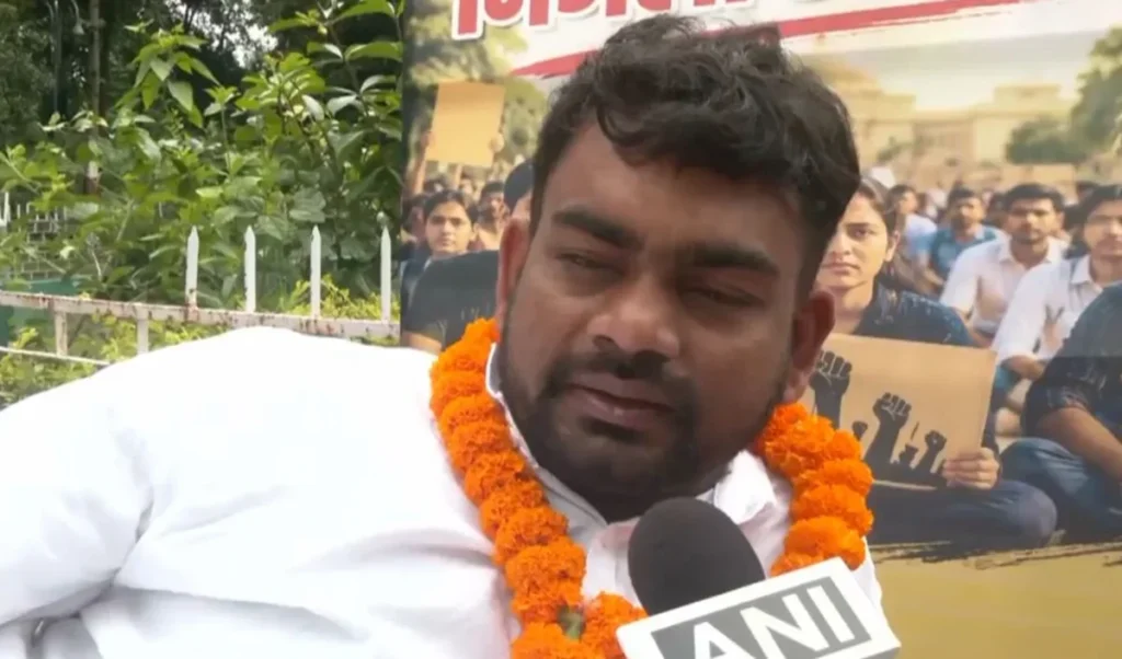 JPSC और JSSC परीक्षा गड़बड़ी के विरोध में विधानसभा के बाहर एक दिवसीय अनशन पर बैठे Jairam Mahto JPSC और JSSC परीक्षा गड़बड़ी के विरोध में विधानसभा के बाहर एक दिवसीय अनशन पर बैठे Jairam Mahto