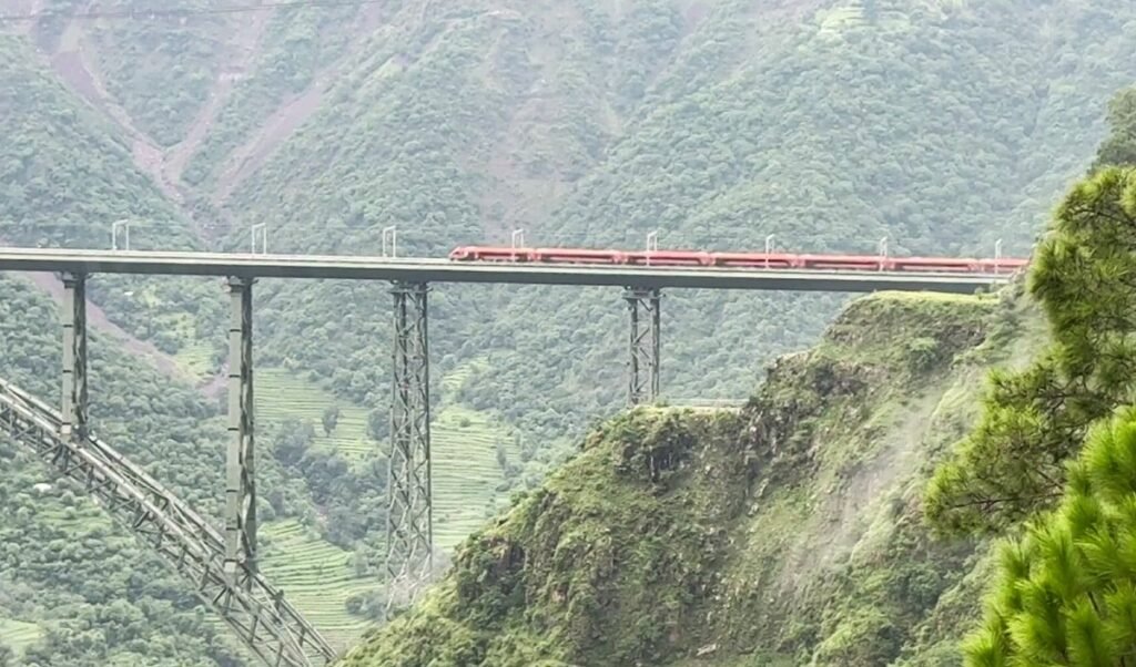 Jammu Tawi से Srinagar तक चलेगी तीसरी Vande Bharat, जानें Route, Time और Fare डिटेल्स Jammu Tawi से Srinagar तक चलेगी तीसरी Vande Bharat, जानें Route, Time और Fare डिटेल्स