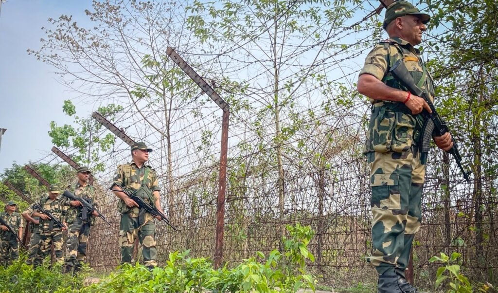 Jammu and Kashmir के राजौरी में LoC पर मंडराए 3 पाकिस्तानी ड्रोन, सेना की जवाबी कार्रवाई से भागे वापस, सर्च ऑपरेशन शुरू Jammu and Kashmir के राजौरी में LoC पर मंडराए 3 पाकिस्तानी ड्रोन, सेना की जवाबी कार्रवाई से भागे वापस, सर्च ऑपरेशन शुरू