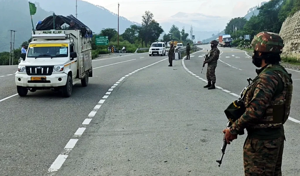 Jammu and Kashmir | रामबन में सुरक्षा बैरिकेड तोड़कर भागी संदिग्ध स्कॉर्पियो: चेतावनियों और फायरिंग के बावजूद फरार, अमरनाथ यात्रा मार्ग पर हाई अलर्ट Jammu and Kashmir | रामबन में सुरक्षा बैरिकेड तोड़कर भागी संदिग्ध स्कॉर्पियो: चेतावनियों और फायरिंग के बावजूद फरार, अमरनाथ यात्रा मार्ग पर हाई अलर्ट