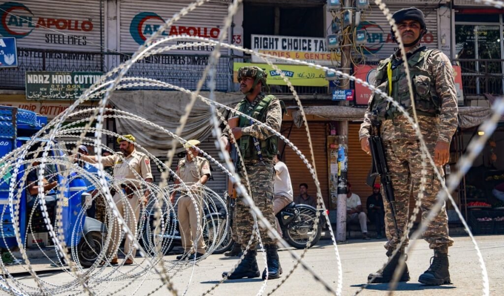 Jammu and Kashmir | शोपियां के बाद अब पुलवामा में तहलका! CRPF और पुलिस की संयुक्त कार्रवाई में 2 आतंकी सहयोगी गिरफ्तार, साजिश नाकाम Jammu and Kashmir | शोपियां के बाद अब पुलवामा में तहलका! CRPF और पुलिस की संयुक्त कार्रवाई में 2 आतंकी सहयोगी गिरफ्तार, साजिश नाकाम