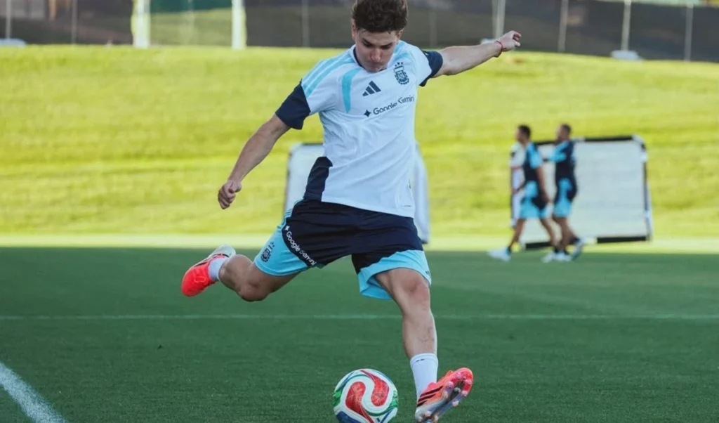Julian Alvarez Transfer: बार्सिलोना की दिलचस्पी पर Diego Simeone का बड़ा बयान, एटलेटिको ने स्पष्ट किया अपना स्टैंड