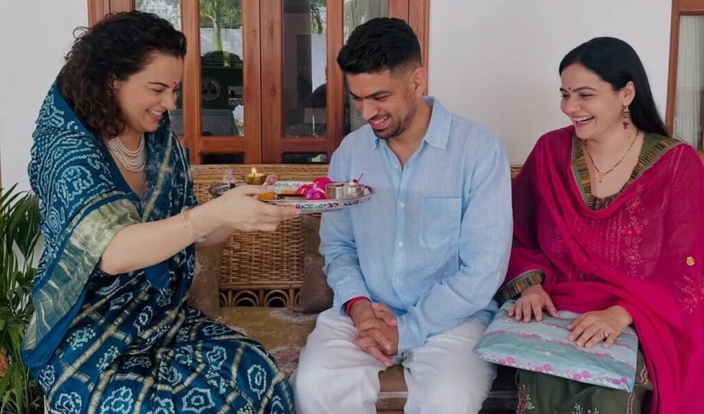 Kangana Ranaut ने नीली साड़ी में भाई अक्षत संग मनाया Raksha Bandhan, शेयर कीं पूजा की तस्वीरें Kangana Ranaut ने नीली साड़ी में भाई अक्षत संग मनाया Raksha Bandhan, शेयर कीं पूजा की तस्वीरें