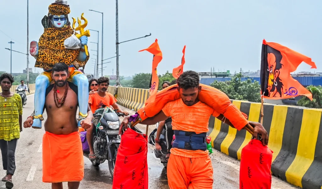 Kanwar Yatra 2024: शाही पनीर से Pizza तक, बिना प्याज-लहसुन वाले Modern Menu का बढ़ा क्रेज Kanwar Yatra 2024: शाही पनीर से Pizza तक, बिना प्याज-लहसुन वाले Modern Menu का बढ़ा क्रेज