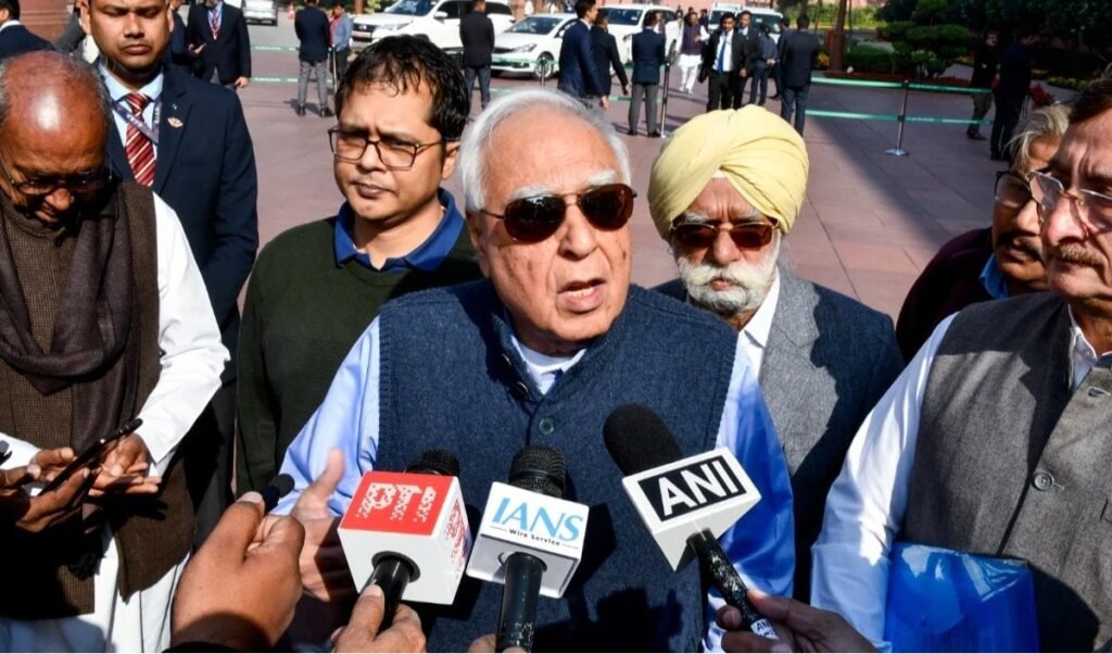 Kapil Sibal ने Mohan Bhagwat पर साधा निशाना: विदेश में बातें और घर में चुप्पी नहीं चलेगी Kapil Sibal ने Mohan Bhagwat पर साधा निशाना: विदेश में बातें और घर में चुप्पी नहीं चलेगी