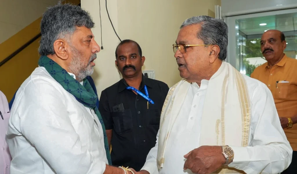 Karnataka Cabinet विस्तार: Shivakumar-Siddaramaiah गुटों में संतुलन साधने की Congress की कवायद, देखें पूरी List Karnataka Cabinet विस्तार: Shivakumar-Siddaramaiah गुटों में संतुलन साधने की Congress की कवायद, देखें पूरी List