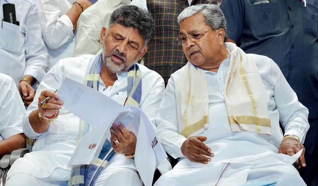Karnataka Politics | कर्नाटक में सिद्धारमैया-शिवकुमार कैबिनेट का विस्तार, हाईकमान की हरी झंडी के बाद 20 खाली पद भरने की तैयारी, जानिए संभावित चेहरे Karnataka Politics | कर्नाटक में सिद्धारमैया-शिवकुमार कैबिनेट का विस्तार, हाईकमान की हरी झंडी के बाद 20 खाली पद भरने की तैयारी, जानिए संभावित चेहरे