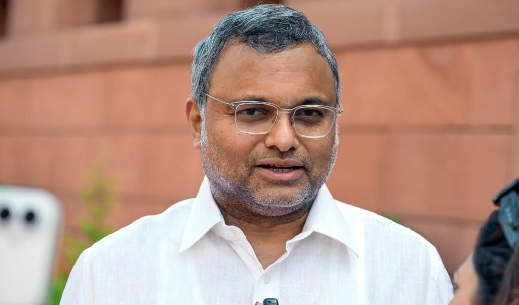 Karti Chidambaram ने Vijay के PM बनने के सपने को नकारा, बोले- फैन क्लब से नहीं बनती सरकार, 272 सीटें जरूरी Karti Chidambaram ने Vijay के PM बनने के सपने को नकारा, बोले- फैन क्लब से नहीं बनती सरकार, 272 सीटें जरूरी