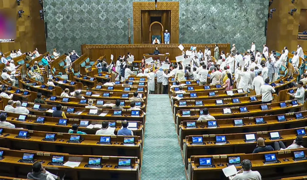 Lok Sabha कार्यवाही 12 बजे तक स्थगित, Amit Shah के बयान की मांग पर हंगामा Lok Sabha कार्यवाही 12 बजे तक स्थगित, Amit Shah के बयान की मांग पर हंगामा