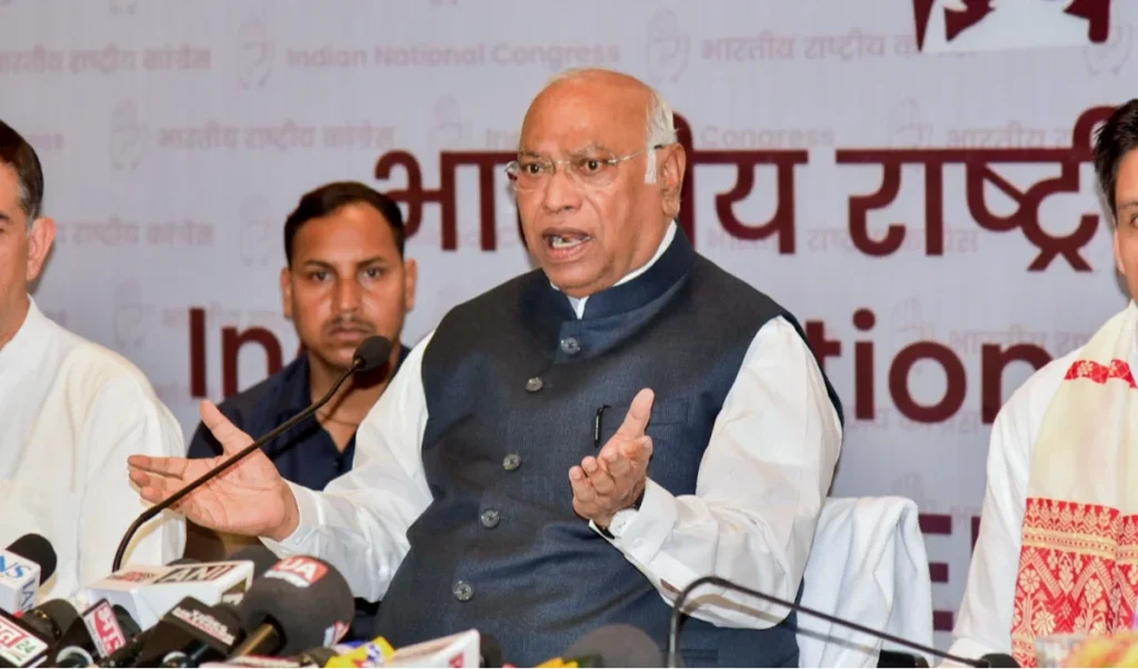 Mallikarjun Kharge का आरोप: BJP और RSS शांति भंग करना चाहते हैं, कांग्रेस प्रेम फैलाती है