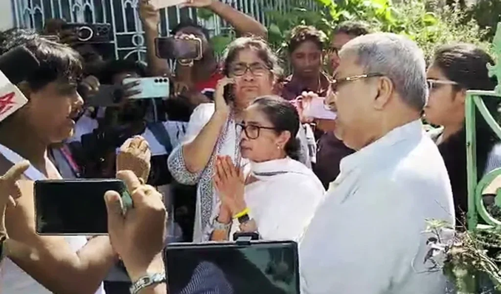 Mamata Banerjee पर हमले से गरमाया बंगाल का माहौल, BJP ने TMC के आरोपों पर किया पलटवार Mamata Banerjee पर हमले से गरमाया बंगाल का माहौल, BJP ने TMC के आरोपों पर किया पलटवार