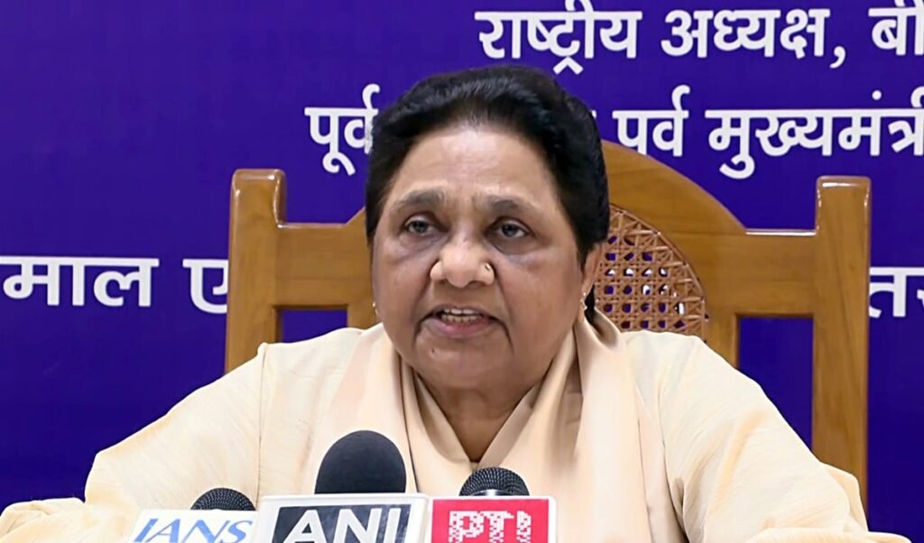 Mayawati की Hijab विवाद पर नसीहत: Ambedkar का संविधान सबको समान अधिकार देता है Mayawati की Hijab विवाद पर नसीहत: Ambedkar का संविधान सबको समान अधिकार देता है