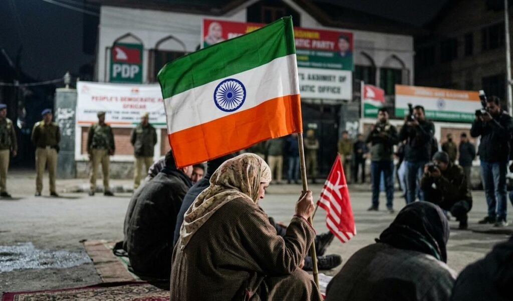 Mehbooba Mufti श्रीनगर में धरने पर उल्टा राष्ट्रध्वज थामे दिखीं, कार्रवाई पर विचार जारी