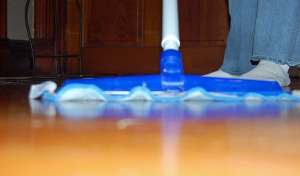Monsoon Cleaning Tips: बारिश में चिपचिपे फर्श से हैं परेशान? अपनाएं ये Household Hacks और पाएं राहत