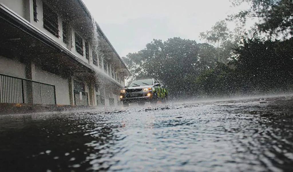 Monsoon Driving Tips: बारिश में फॉग हटाने का सही तरीका, हर ड्राइवर को पता होनी चाहिए ये ट्रिक Monsoon Driving Tips: बारिश में फॉग हटाने का सही तरीका, हर ड्राइवर को पता होनी चाहिए ये ट्रिक