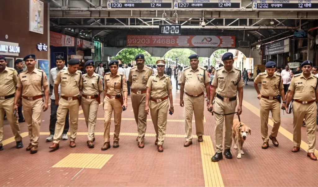 Mumbai के Navy Nagar में नौसेना कर्मी, उनकी पत्नी और दो बच्चों के शव मिलने से हड़कंप Mumbai के Navy Nagar में नौसेना कर्मी, उनकी पत्नी और दो बच्चों के शव मिलने से हड़कंप