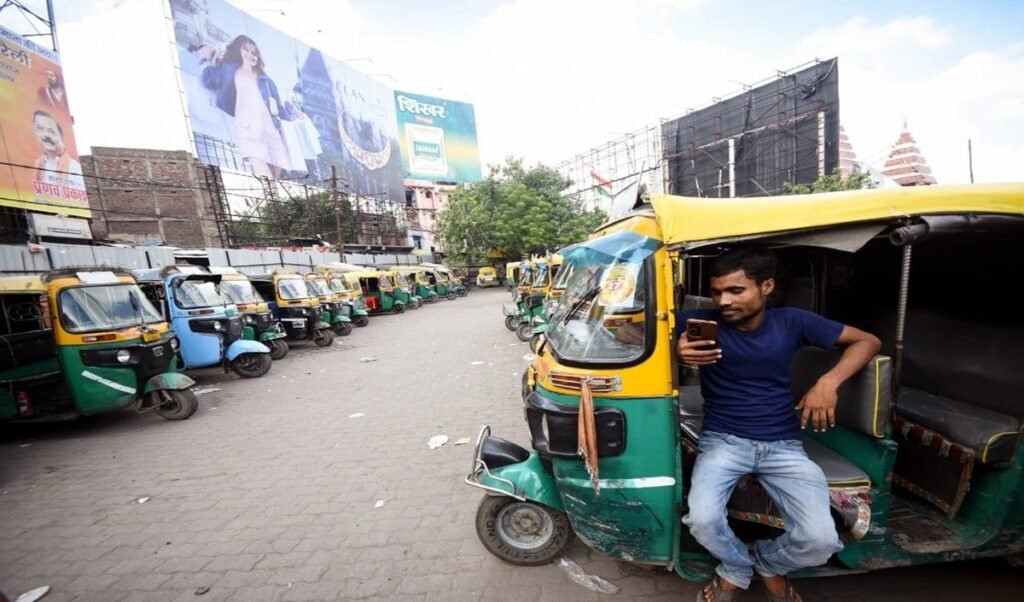 Mumbai में Marathi Test से मची खलबली, Auto-Taxi ड्राइवरों की Strike से आम जनता बेहाल Mumbai में Marathi Test से मची खलबली, Auto-Taxi ड्राइवरों की Strike से आम जनता बेहाल