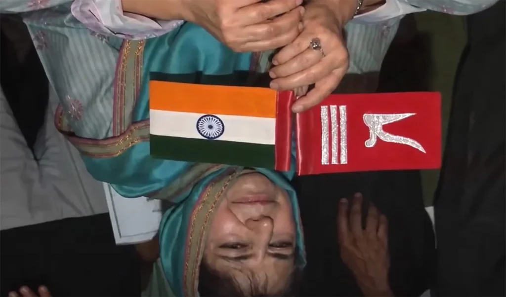 National Flag का अपमान बर्दाश्त नहीं करती BJP, तिरंगे को उल्टा पकड़ने वाली Mehbooba Mufti की तस्वीर ही उल्टी कर दी National Flag का अपमान बर्दाश्त नहीं करती BJP, तिरंगे को उल्टा पकड़ने वाली Mehbooba Mufti की तस्वीर ही उल्टी कर दी