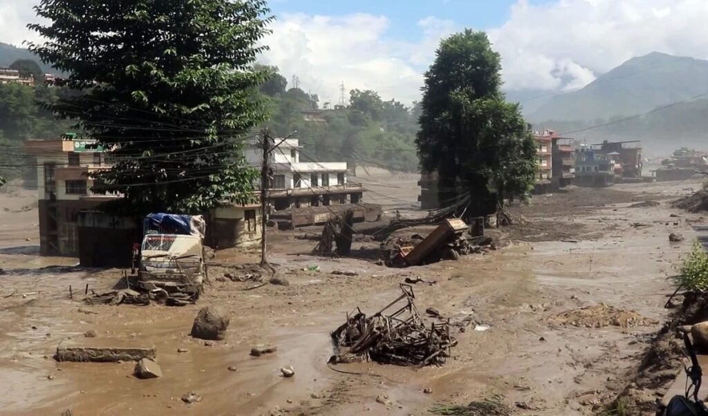 Nepal Floods का गहरा असर: Sonauli Border पर 16 किमी लंबा जाम, ठप हुआ India-Nepal Trade और सप्लाई चेन Nepal Floods का गहरा असर: Sonauli Border पर 16 किमी लंबा जाम, ठप हुआ India-Nepal Trade और सप्लाई चेन