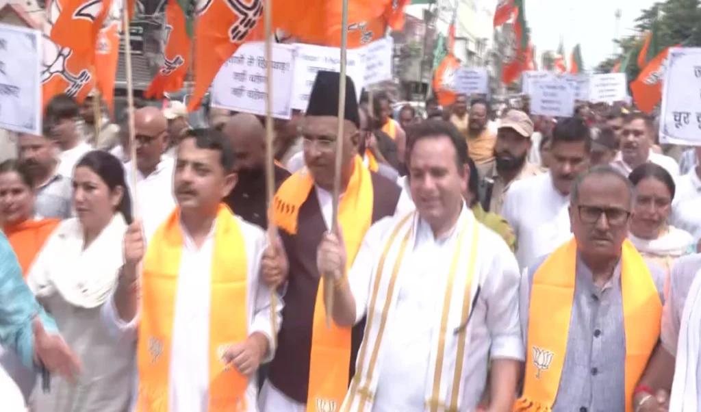 Omar Abdullah Government पर लगाया हर मोर्चे पर विफल रहने का आरोप, Jammu में BJP Leaders ने किया प्रचंड विरोध प्रदर्शन Omar Abdullah Government पर लगाया हर मोर्चे पर विफल रहने का आरोप, Jammu में BJP Leaders ने किया प्रचंड विरोध प्रदर्शन