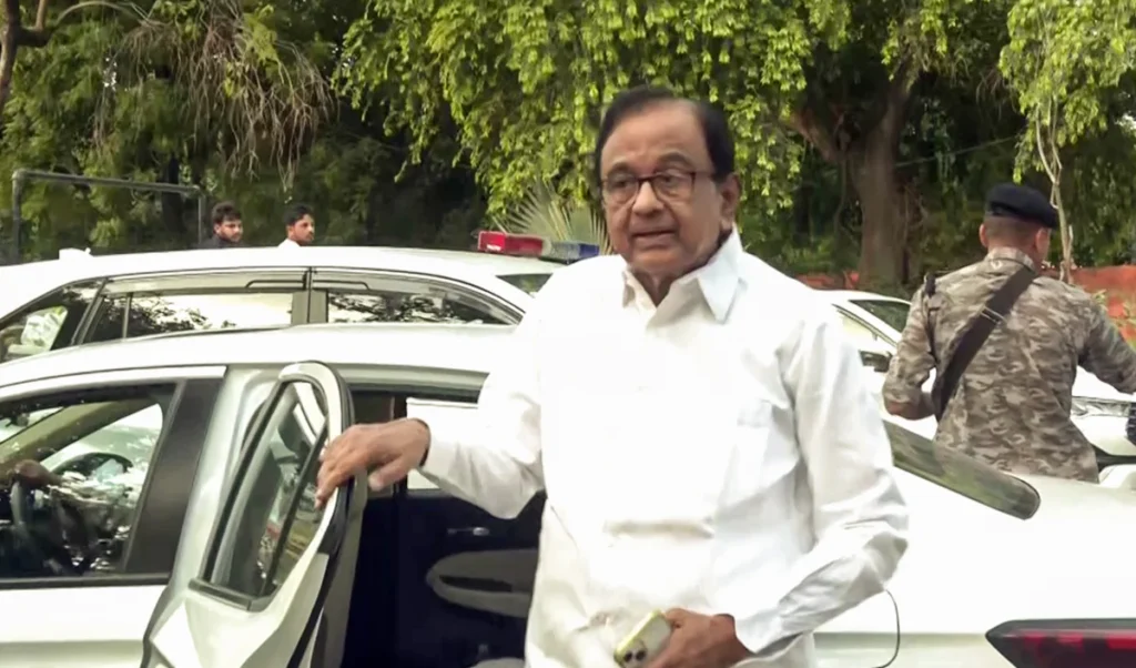 P Chidambaram ने PM Modi के बयान पर किया पलटवार, कहा दिमागी नक्सली होने पर गर्व है P Chidambaram ने PM Modi के बयान पर किया पलटवार, कहा दिमागी नक्सली होने पर गर्व है