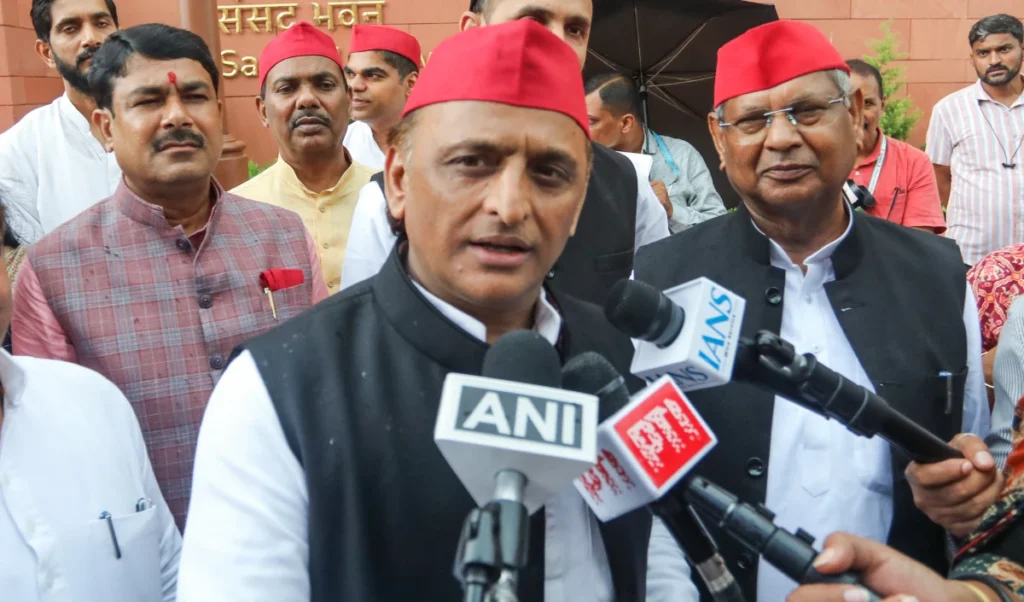 PDA में अब ‘पीड़ित पंडित’ भी! Akhilesh Yadav का Brahmin दांव, बोले- Krishna-Sudama की दोस्ती पुरानी