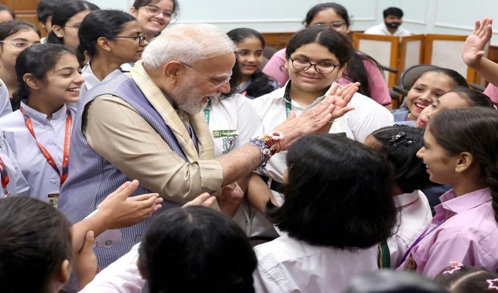 PM Modi celebrates Raksha Bandhan at 7 LKM, बच्चों संग ‘High-Five’ के जरिए दिया स्नेह और सौहार्द का संदेश PM Modi celebrates Raksha Bandhan at 7 LKM, बच्चों संग ‘High-Five’ के जरिए दिया स्नेह और सौहार्द का संदेश