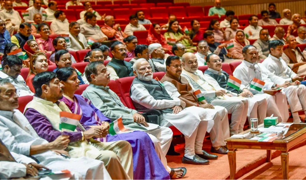 PM Modi का NDA सांसदों ने Parliament में तिरंगा लहराकर स्वागत किया PM Modi का NDA सांसदों ने Parliament में तिरंगा लहराकर स्वागत किया
