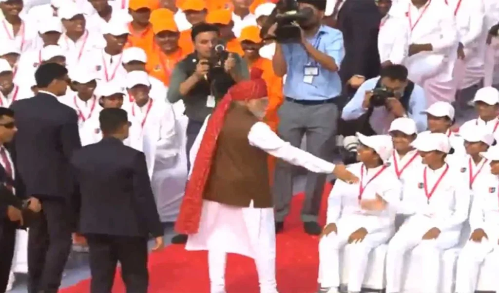 PM Modi का Red Fort से ‘Viksit Bharat’ का संकल्प, बच्चों से भावुक मुलाकात