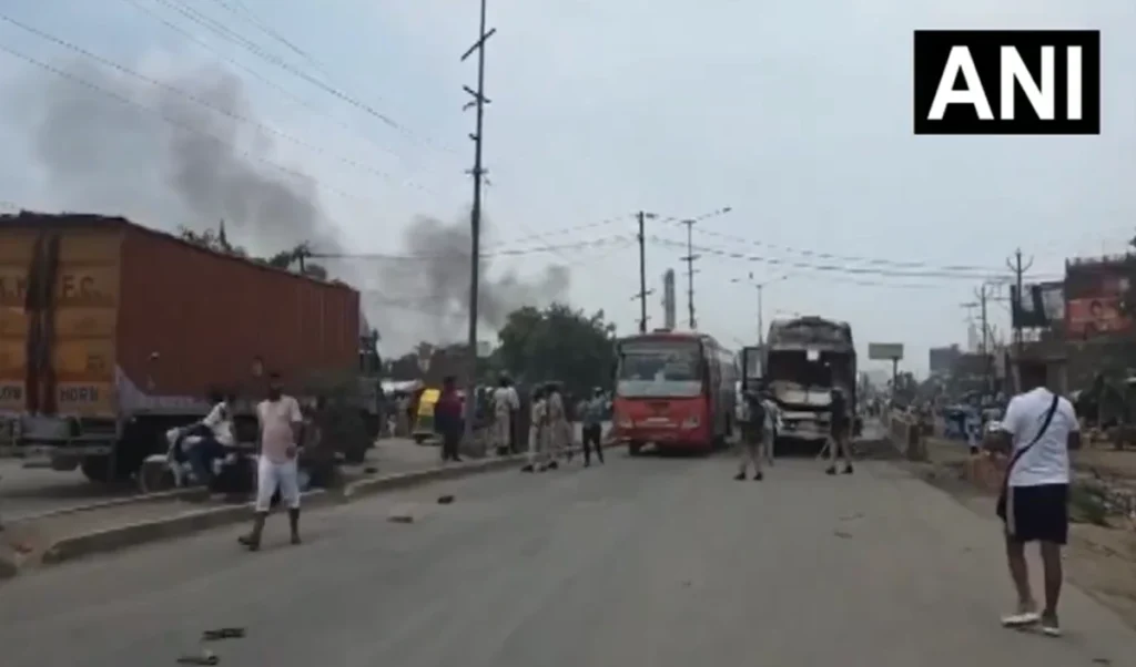 Patna में हादसे के बाद बेकाबू भीड़ का तांडव, थाने में तोड़फोड़, Police की 3 गाड़ियों को फूंका Patna में हादसे के बाद बेकाबू भीड़ का तांडव, थाने में तोड़फोड़, Police की 3 गाड़ियों को फूंका