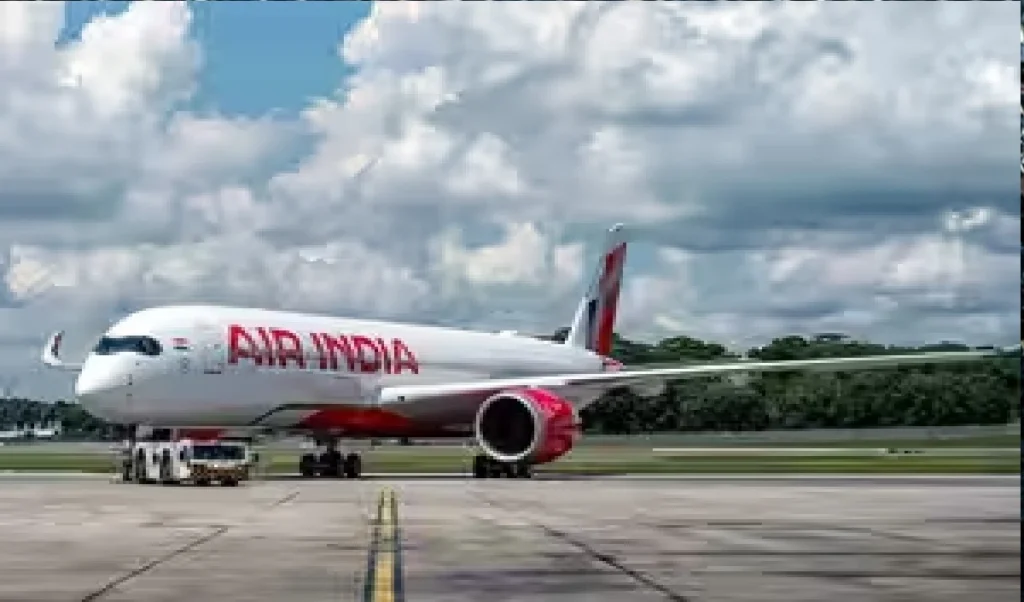 Phuket-Delhi Flight Turbulence: सुरक्षा मानकों पर उठे सवाल, MoCA ने निवर्तमान CEO Campbell Wilson को किया तलब Phuket-Delhi Flight Turbulence: सुरक्षा मानकों पर उठे सवाल, MoCA ने निवर्तमान CEO Campbell Wilson को किया तलब