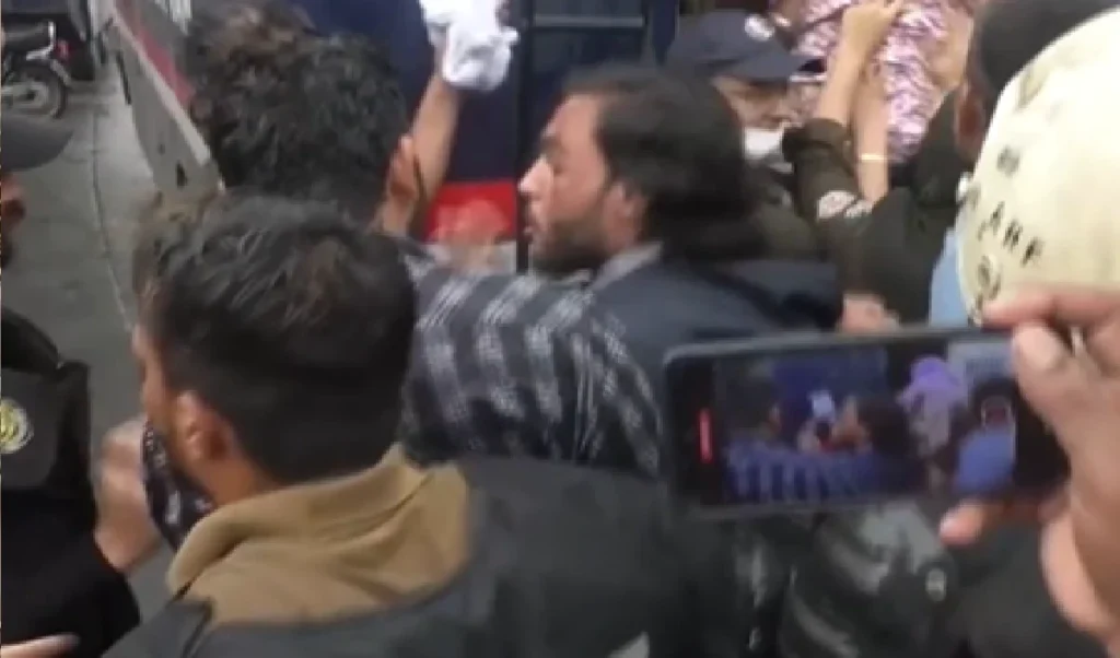 PoK पर ऐसा क्या बोले पाकिस्तानी? घसीटकर ले गई शहबाज की पुलिस PoK पर ऐसा क्या बोले पाकिस्तानी? घसीटकर ले गई शहबाज की पुलिस