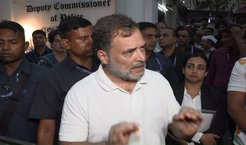 Rahul Gandhi ने Modi Government पर साधा निशाना, बोले- देश में चल रहे ‘Two Systems’ और लूट का खेल Rahul Gandhi ने Modi Government पर साधा निशाना, बोले- देश में चल रहे ‘Two Systems’ और लूट का खेल