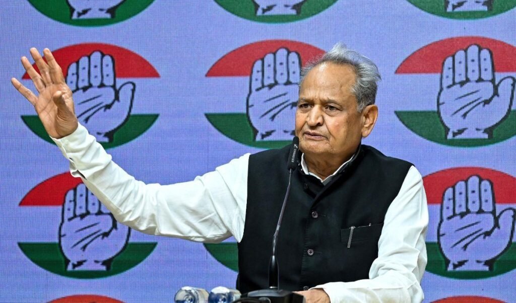 Rajasthan के पूर्व सीएम Ashok Gehlot ने भूख हड़ताल पर बैठे शुभम रेवाड़ से वार्ता की मांग की Rajasthan के पूर्व सीएम Ashok Gehlot ने भूख हड़ताल पर बैठे शुभम रेवाड़ से वार्ता की मांग की