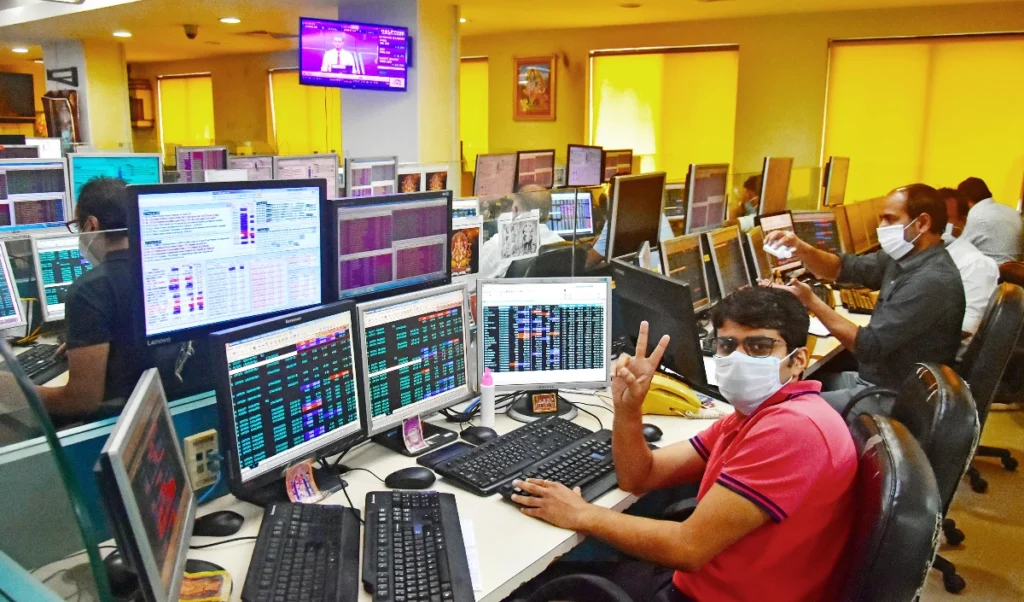 Stock Market Update (August 6, 2026) | टेक शेयरों में खरीदारी के दम पर संभला बाज़ार, सेंसेक्स 201 अंक उछला; निफ्टी 24,600 के पार Stock Market Update (August 6, 2026) | टेक शेयरों में खरीदारी के दम पर संभला बाज़ार, सेंसेक्स 201 अंक उछला; निफ्टी 24,600 के पार