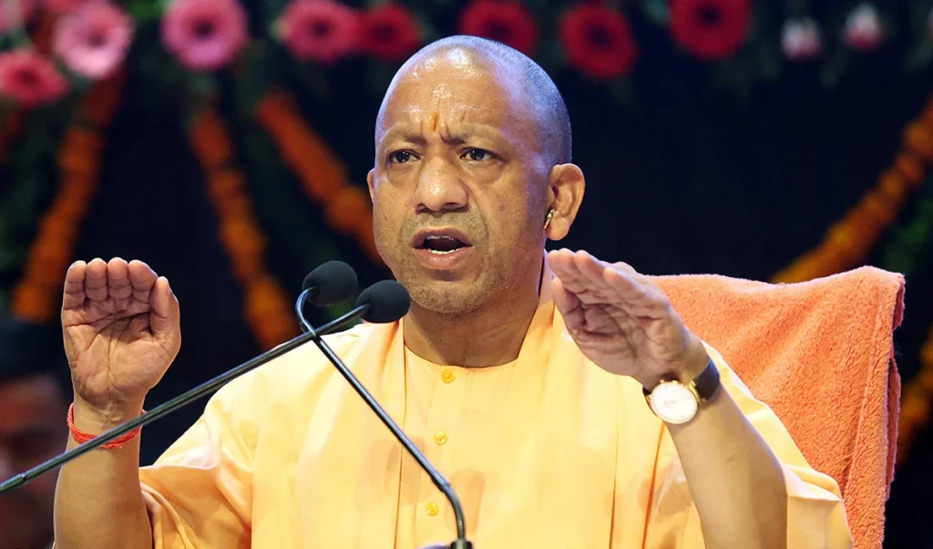 UP Assembly Monsoon Session के पहले ही दिन Yogi सरकार से भिड़ी Samajwadi Party, सदन में जोरदार हंगामा UP Assembly Monsoon Session के पहले ही दिन Yogi सरकार से भिड़ी Samajwadi Party, सदन में जोरदार हंगामा