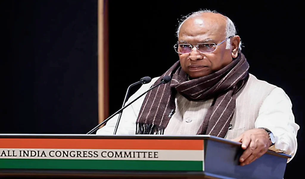 Vande Mataram विवाद पर Kharge का पलटवार: जो गांधी-नेहरू ने गाया, वही हमने गाया, केस करना है तो उन पर करो Vande Mataram विवाद पर Kharge का पलटवार: जो गांधी-नेहरू ने गाया, वही हमने गाया, केस करना है तो उन पर करो