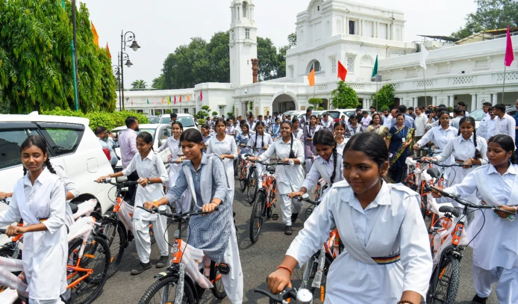 Vidya Vahini Yojana से छात्राएं होंगी आत्मनिर्भर, CM Rekha Gupta ने बांटी Cycle, आसान हुई School की राह Vidya Vahini Yojana से छात्राएं होंगी आत्मनिर्भर, CM Rekha Gupta ने बांटी Cycle, आसान हुई School की राह